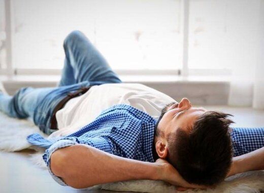 خوابیدن روی زمین برای کمردرد خوب است یا بد؟