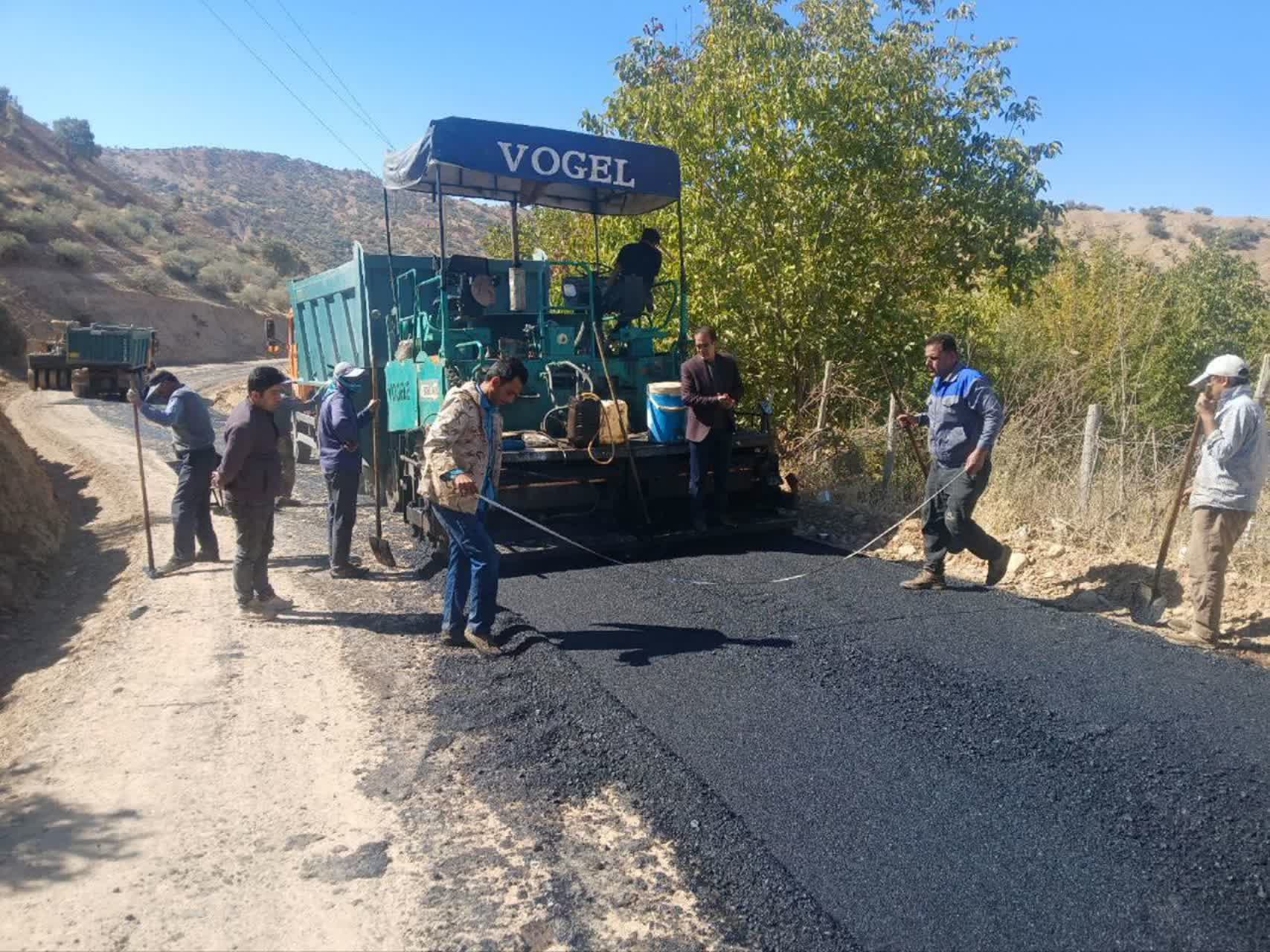 آغاز عملیات آسفالت روستای فاضل‌آباد